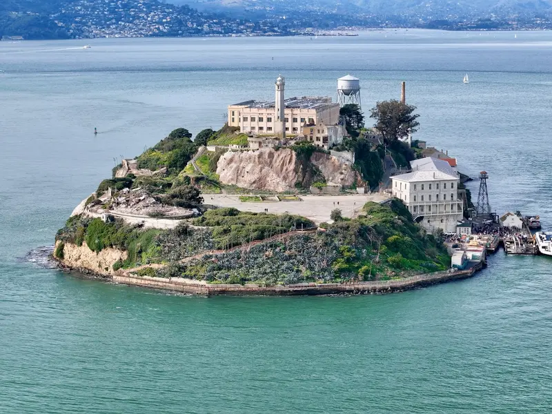 Het gevangeniseiland Alcatraz in de baai van San Francisco