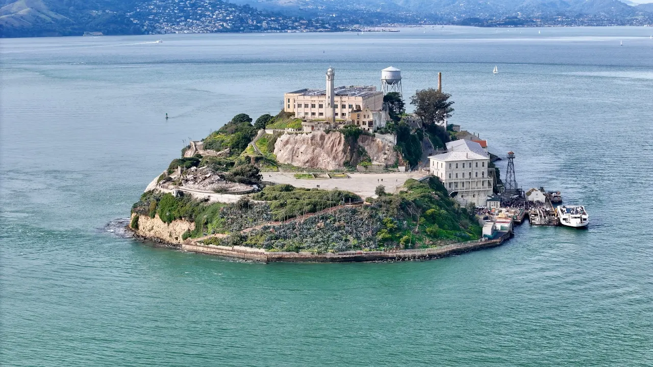 Het gevangeniseiland Alcatraz in de baai van San Francisco