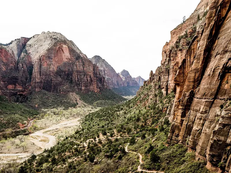 De rotswanden rond Angels Landing in Zion National Park