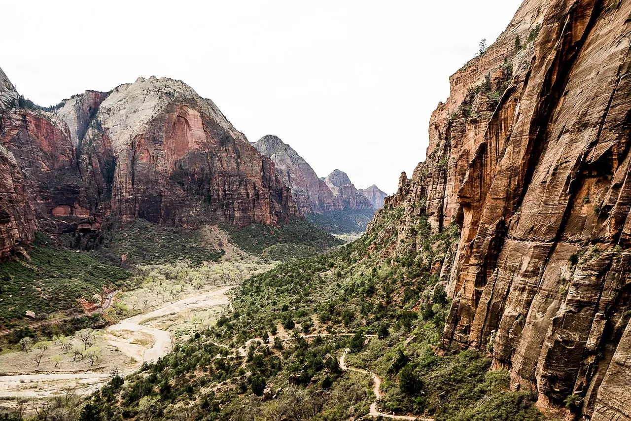 De rotswanden rond Angels Landing in Zion National Park