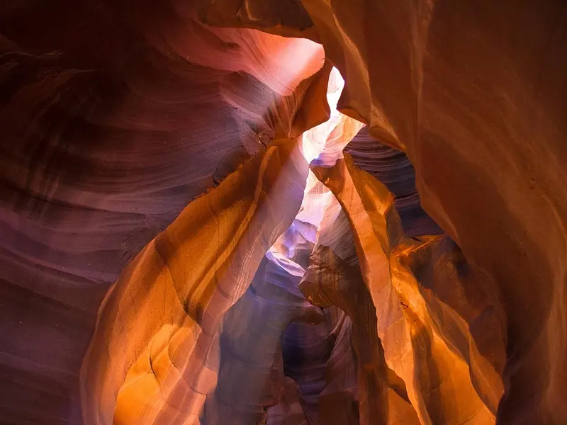 Gloeiende zandsteenwanden in de smalle Antelope Canyon