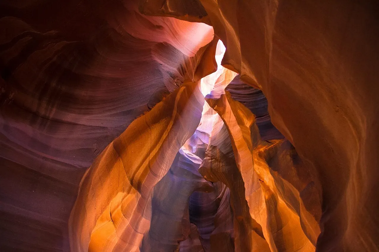 Gloeiende zandsteenwanden in de smalle Antelope Canyon