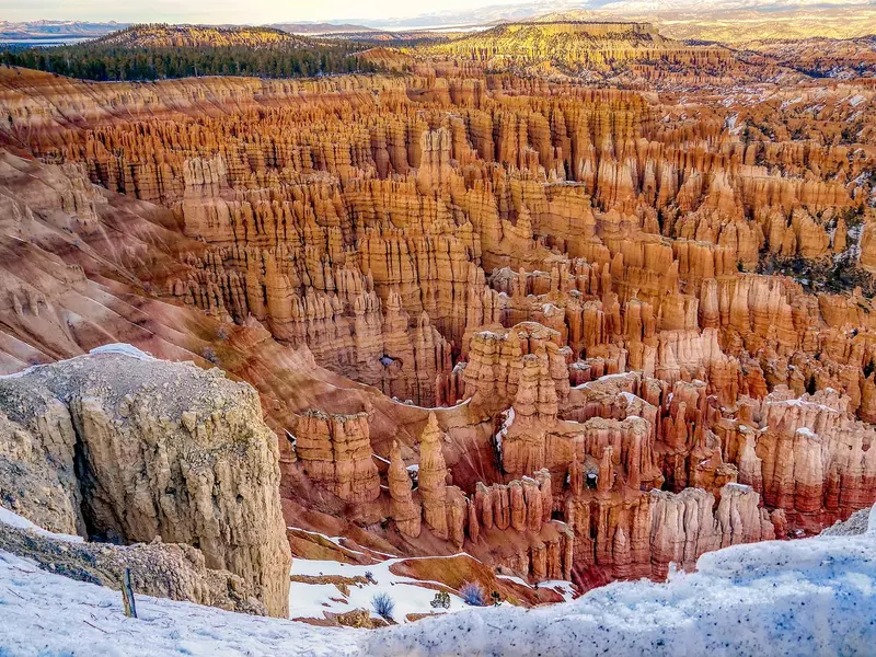 De oranje rotspilaren van Bryce Canyon met sneeuw op de rand