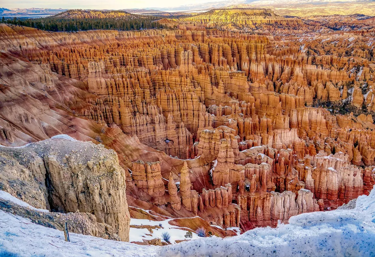 De oranje rotspilaren van Bryce Canyon met sneeuw op de rand