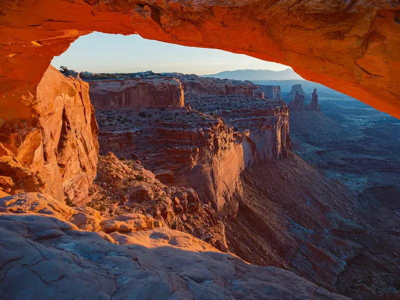 Uitzicht door Mesa Arch over Canyonlands National Park