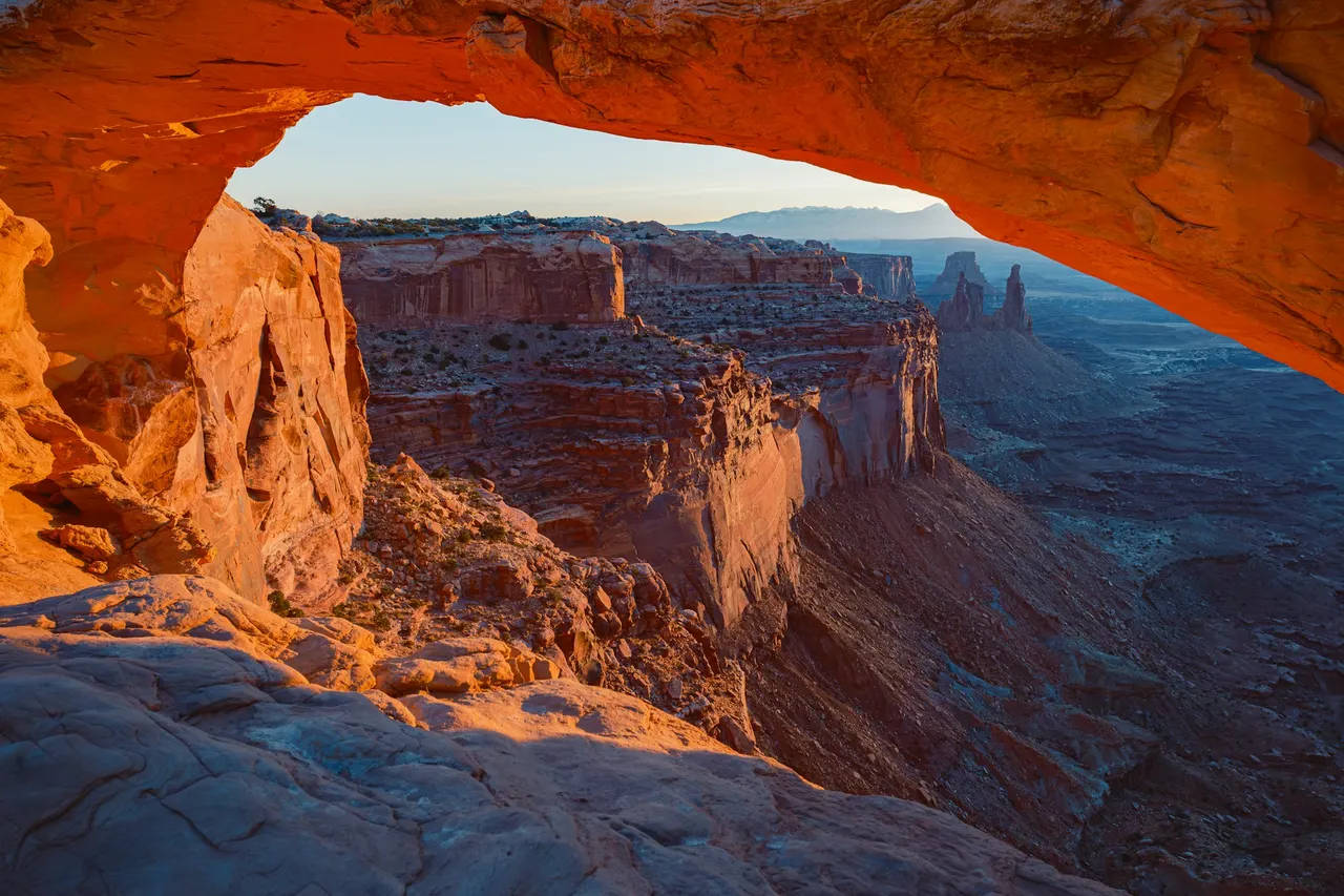 Uitzicht door Mesa Arch over Canyonlands National Park