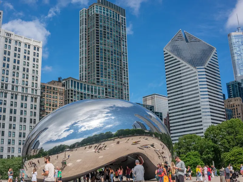Cloud Gate (The Bean) tussen de wolkenkrabbers van Chicago