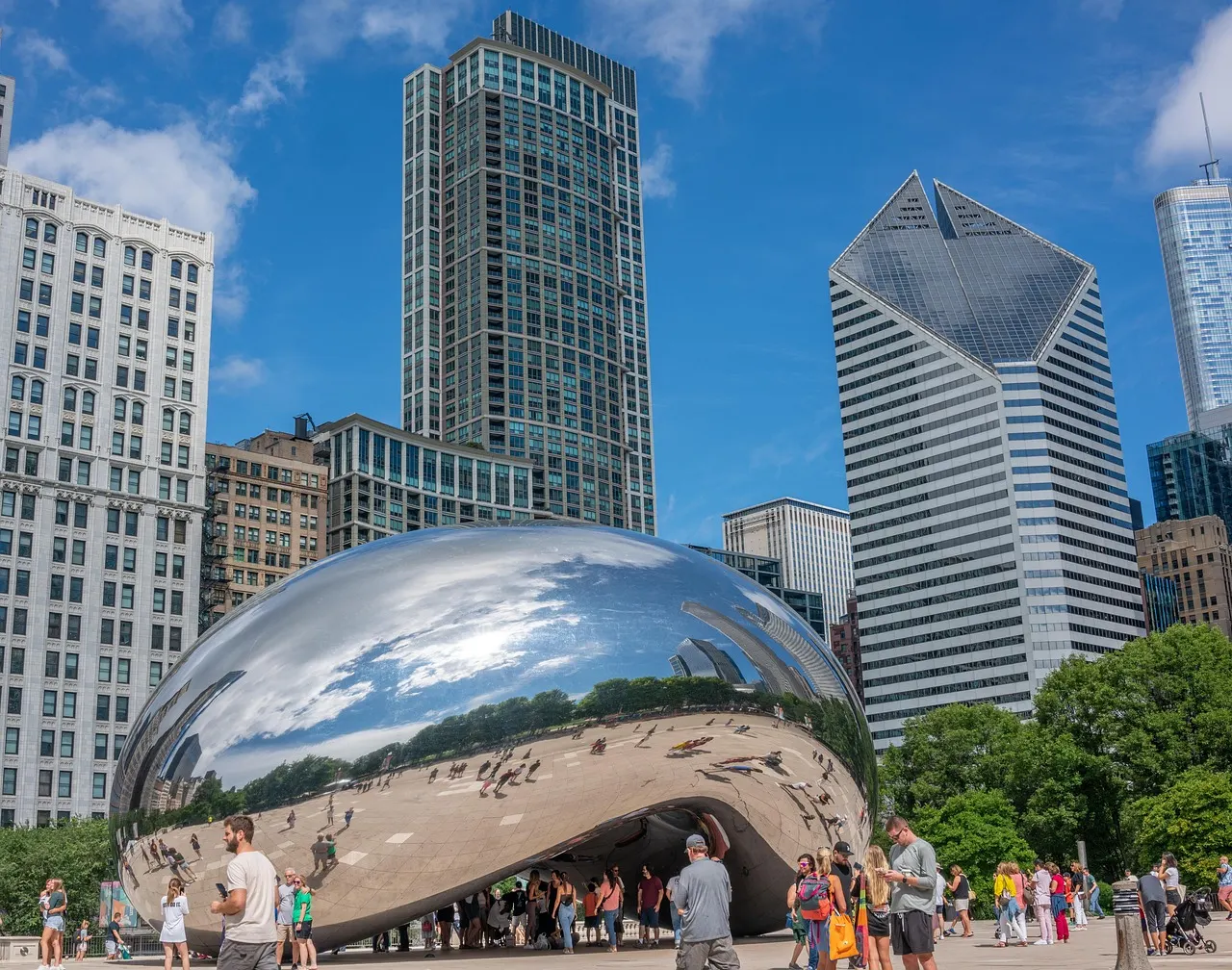 Cloud Gate (The Bean) tussen de wolkenkrabbers van Chicago