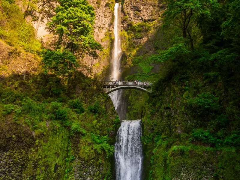 Multnomah Falls en de stenen brug in de Columbia River Gorge