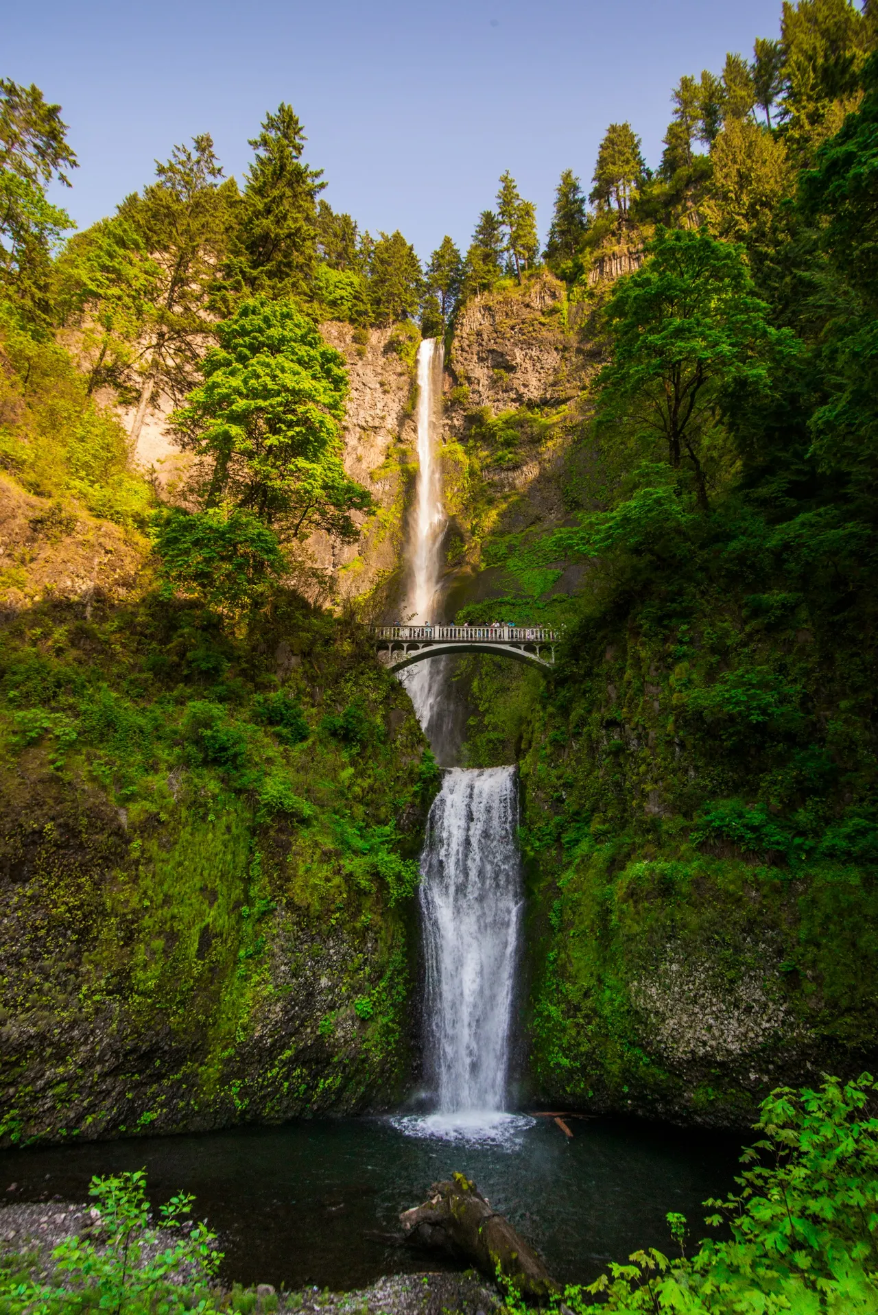 Multnomah Falls en de stenen brug in de Columbia River Gorge