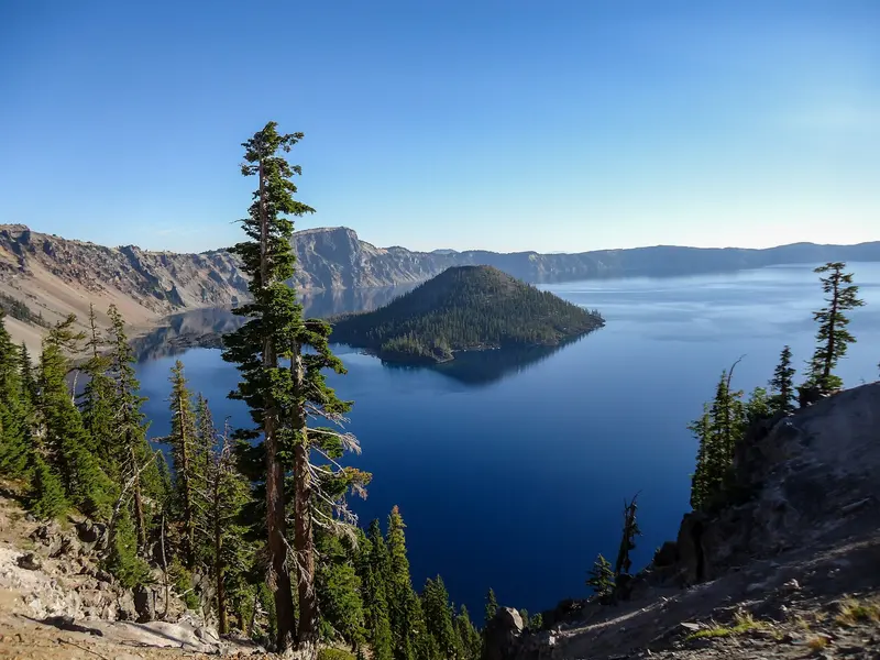 Crater Lake met Wizard Island in het diepblauwe kratermeer