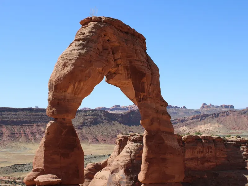 Delicate Arch onder een blauwe lucht in Arches National Park