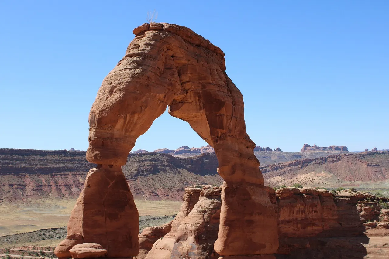 Delicate Arch onder een blauwe lucht in Arches National Park