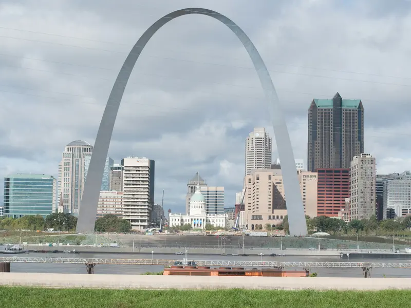 De Gateway Arch boven de skyline van St. Louis