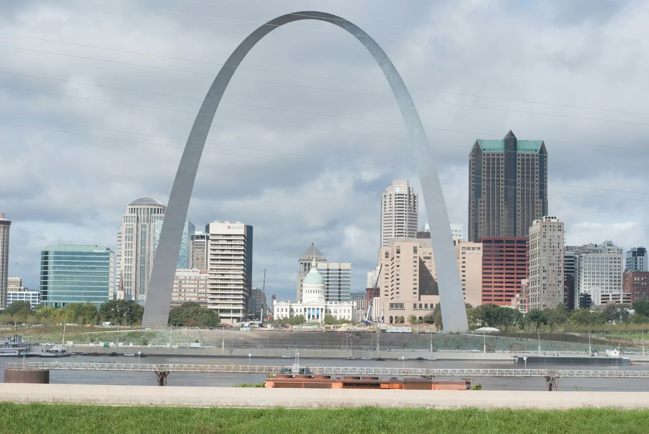 De Gateway Arch boven de skyline van St. Louis