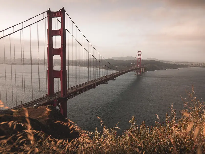 De rode Golden Gate Bridge boven de baai van San Francisco
