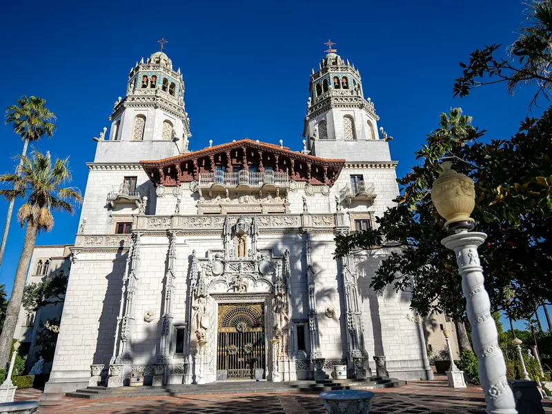 De witte torens van Hearst Castle