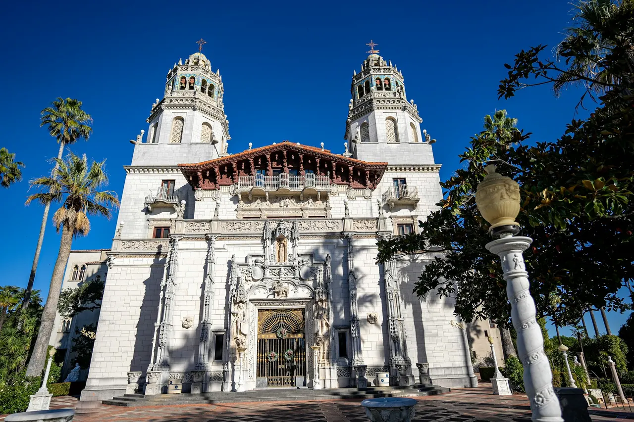 De witte torens van Hearst Castle
