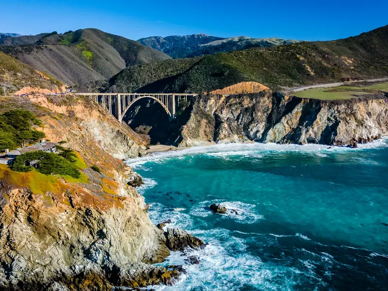 De Bixby Creek Bridge langs Highway 1 aan de kust van Big Sur