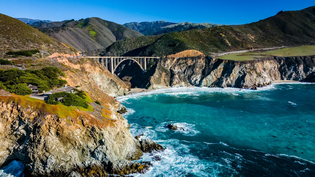 De Bixby Creek Bridge langs Highway 1 aan de kust van Big Sur