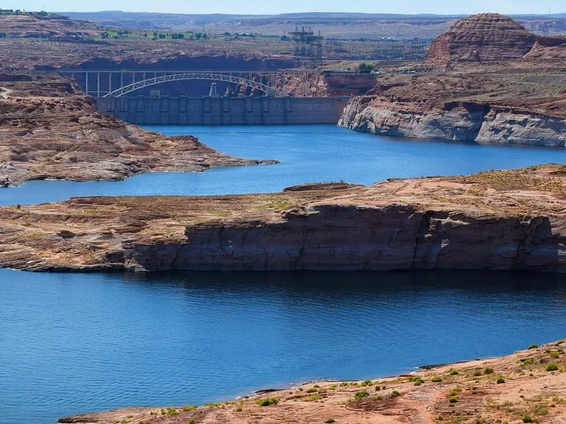 Het blauwe water van Lake Powell tussen de rotsen