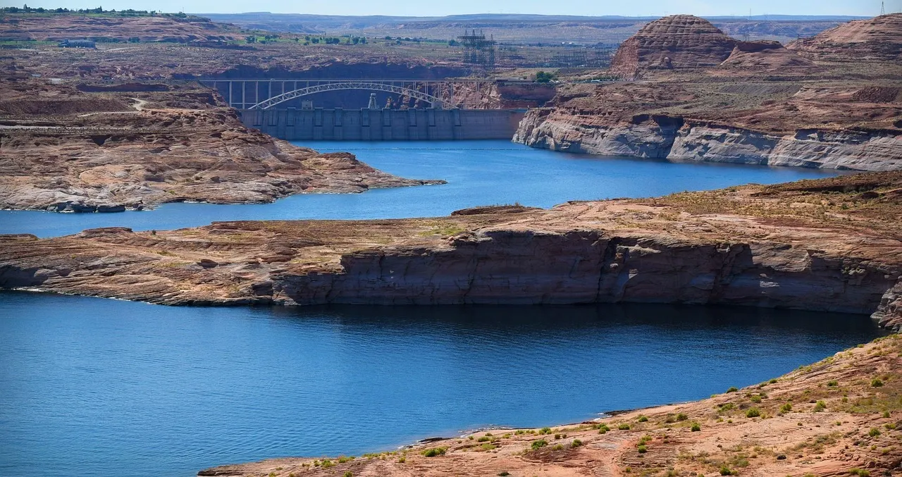 Het blauwe water van Lake Powell tussen de rotsen