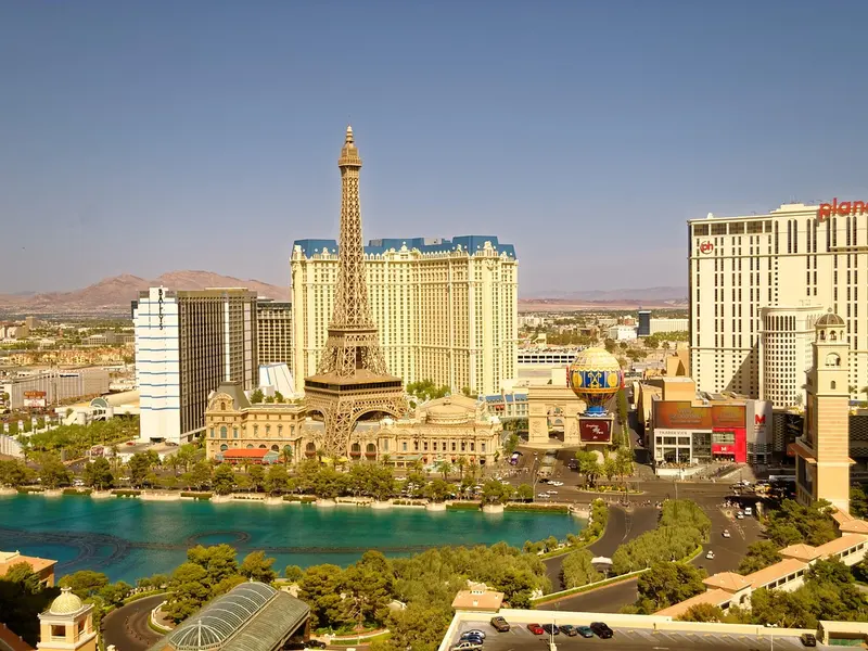 Hotels en casino's aan de Las Vegas Strip met de nagebouwde Eiffeltoren