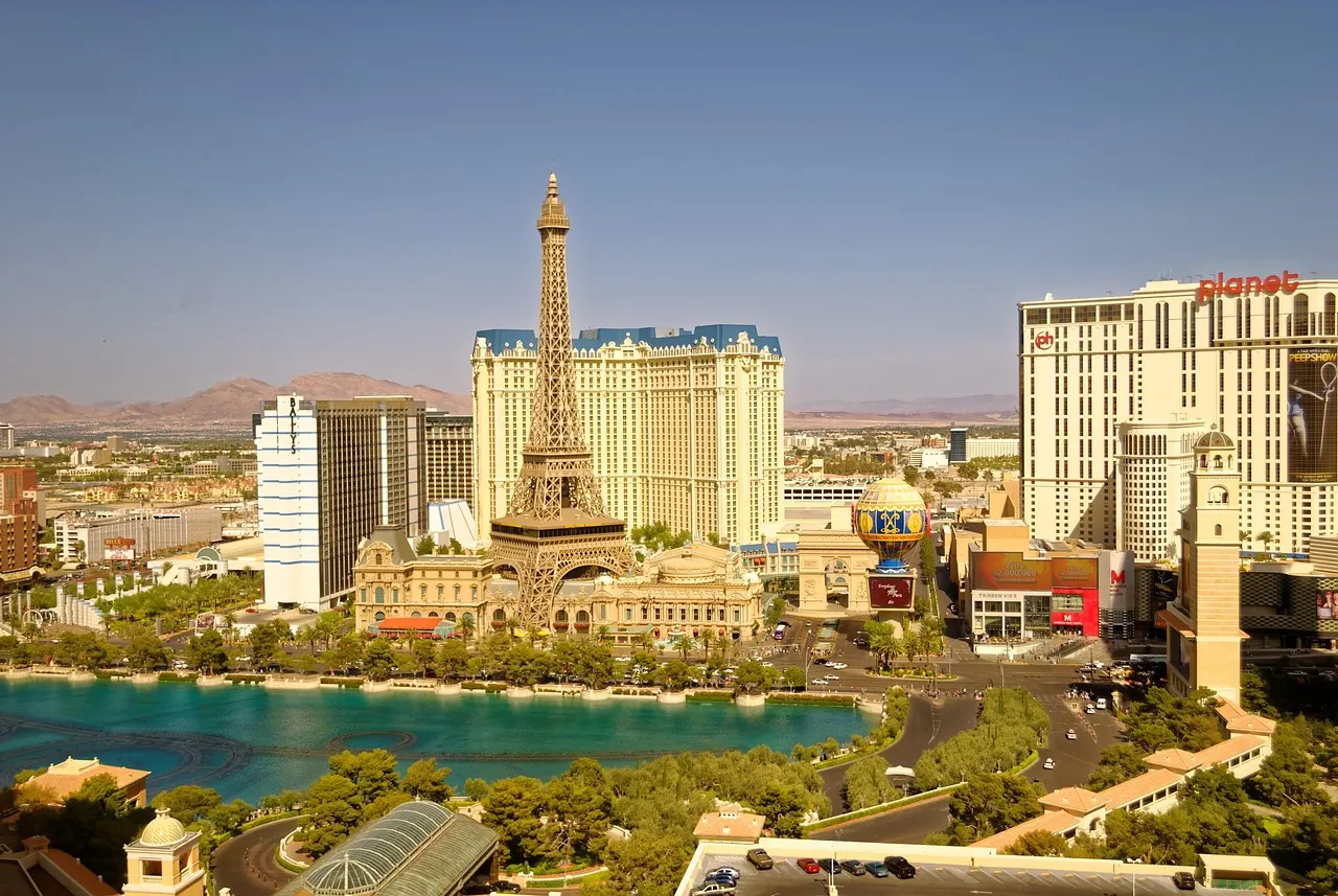 Hotels en casino's aan de Las Vegas Strip met de nagebouwde Eiffeltoren