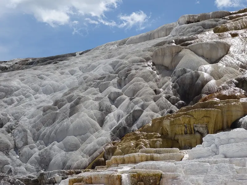 De witte kalkterrassen van Mammoth Hot Springs