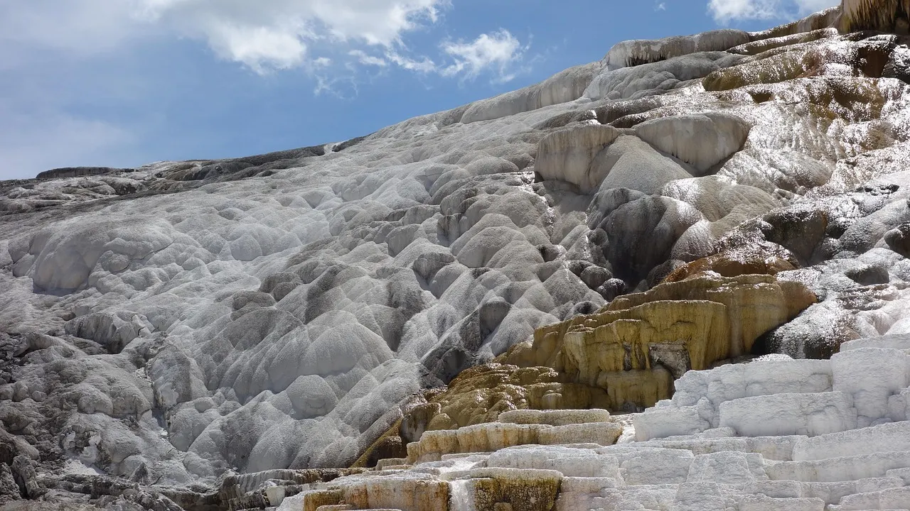 De witte kalkterrassen van Mammoth Hot Springs