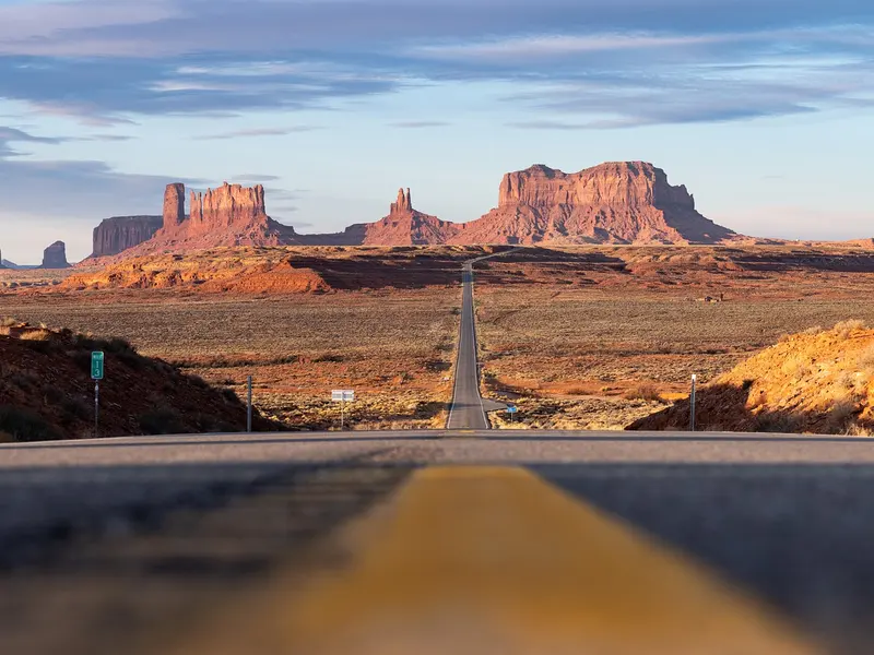 De weg naar de rode rotsformaties van Monument Valley