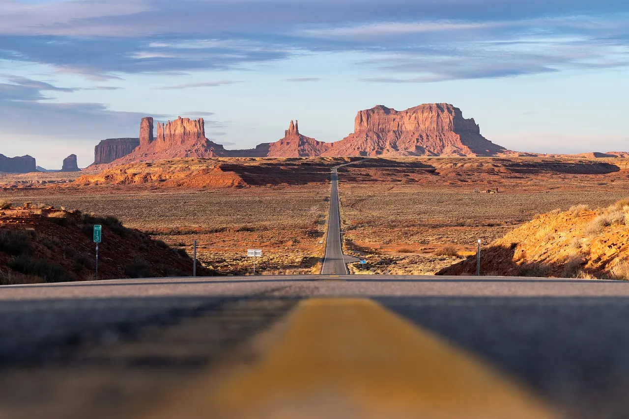 De weg naar de rode rotsformaties van Monument Valley