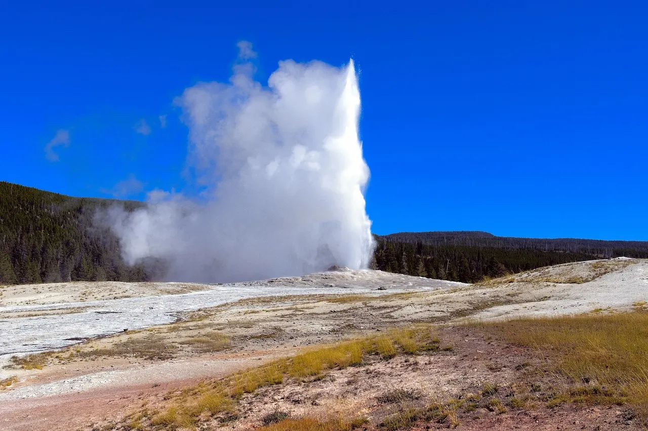 De geiser Old Faithful spuit een hoge stoomkolom