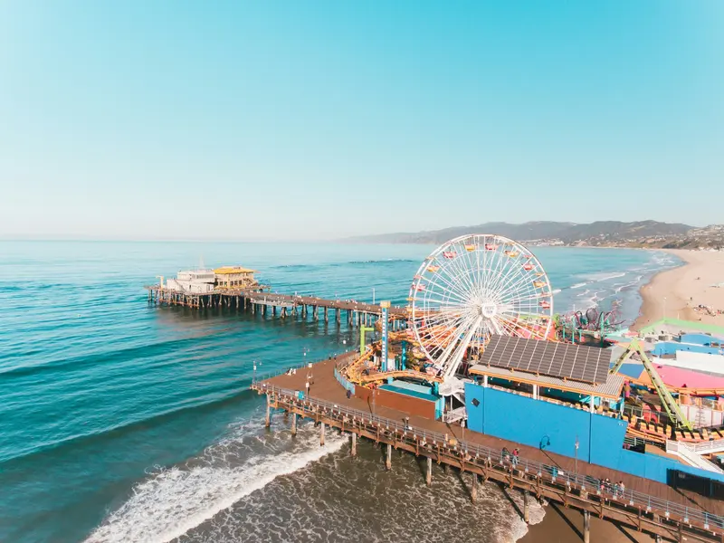 De Santa Monica Pier met het reuzenrad boven de oceaan