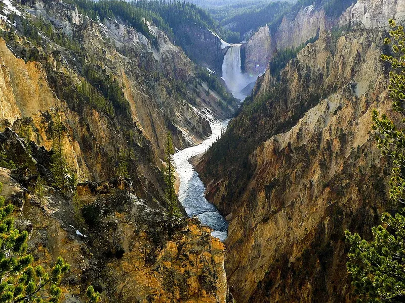 De Lower Falls in de Grand Canyon of the Yellowstone
