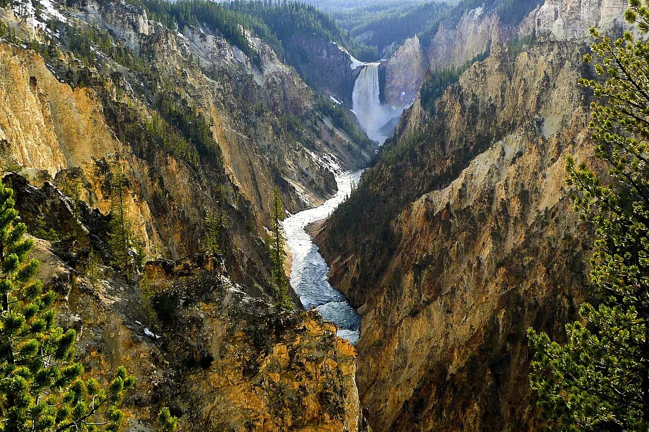 De Lower Falls in de Grand Canyon of the Yellowstone