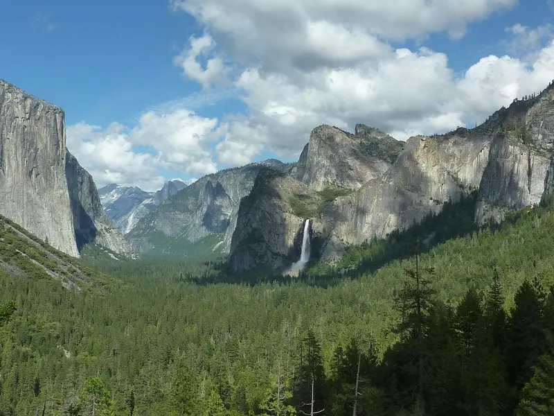 Uitzicht over Yosemite Valley met El Capitan en Bridalveil Fall