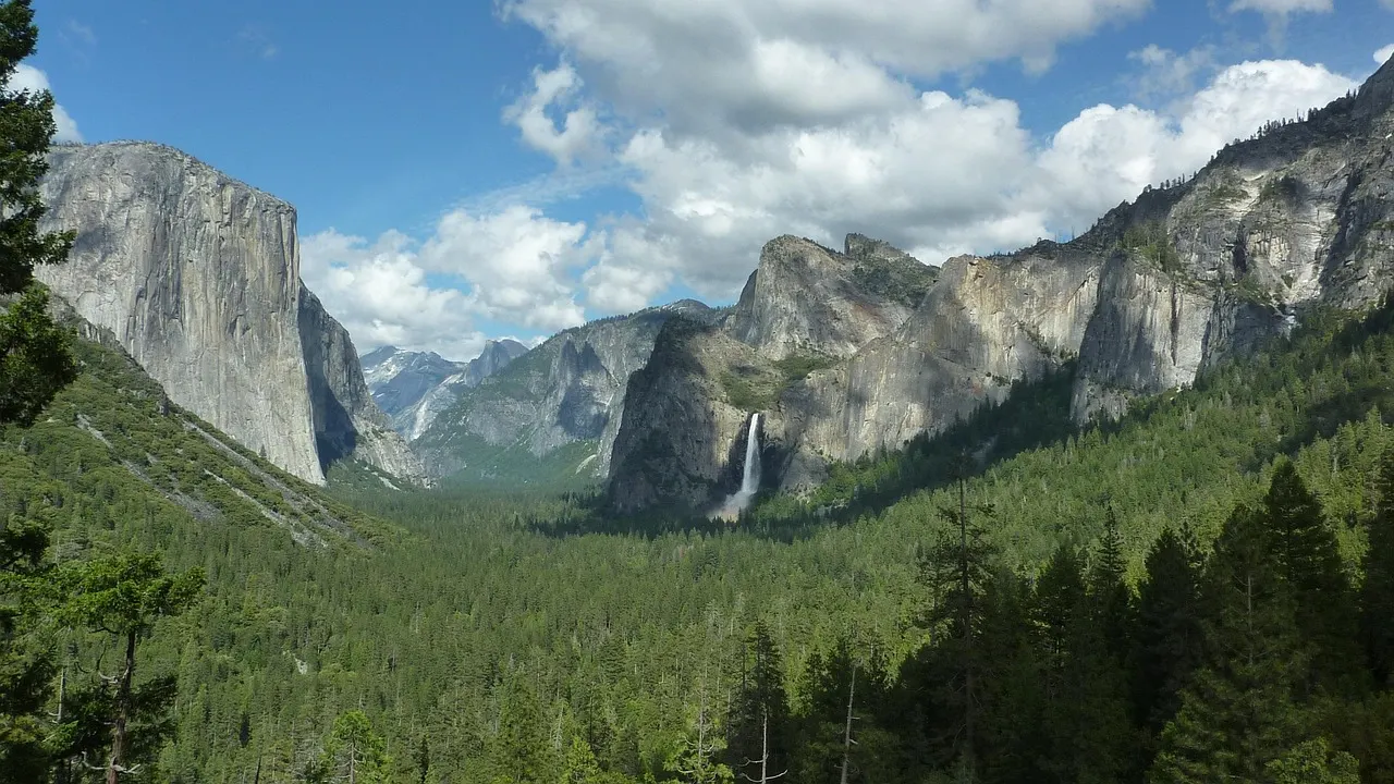 Uitzicht over Yosemite Valley met El Capitan en Bridalveil Fall